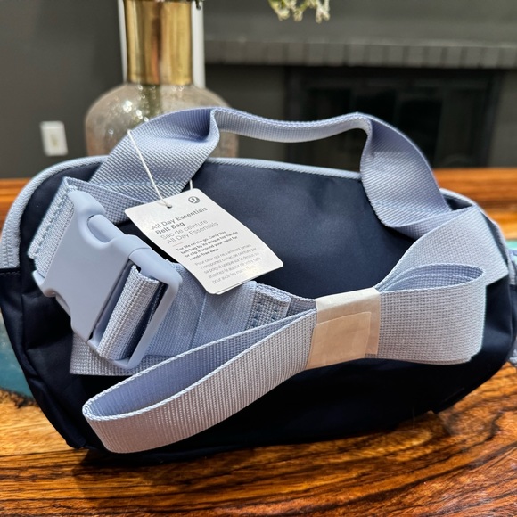 Brand NEW Lululemon All Day Essentials Belt Bag Navy Blue Linen 2.5L - Picture 2 of 7
